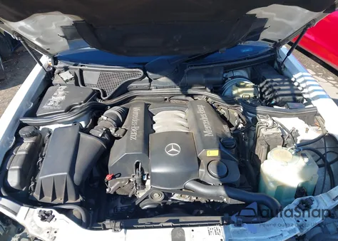 2000 Mercedes-Benz E 320 from USA, damaged, VIN WDBJF65J4YB130899